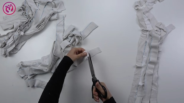 古くなったシャツは捨てないで！　細く切って編んでいくと……　目からウロコの“アイデア”が156万再生「こんなの思いつくの!?」「めちゃくちゃ素敵！」【海外】