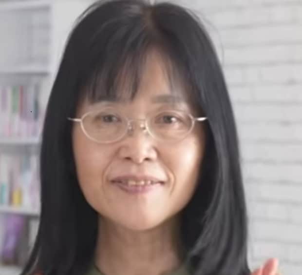 「中谷美紀みたい」“年々まぶたが下がっていく”と悩む60代メガネ女性→大変身を決意して…… 「美人女優にしか見えない!」