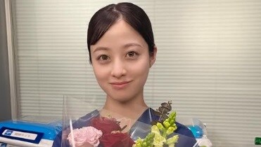 橋本環奈、プライベートで渡韓→“アイドルメイク体験”しメイク後の姿に「ちょっとかわいすぎるか」「これは反則」