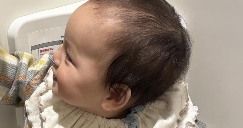 赤ちゃんとトイレに入ったママ→ふと顔を上げると……「ちょっと待てぇええええ」　“驚がくの光景”に「悪い顔してる」「怖い怖いww」
