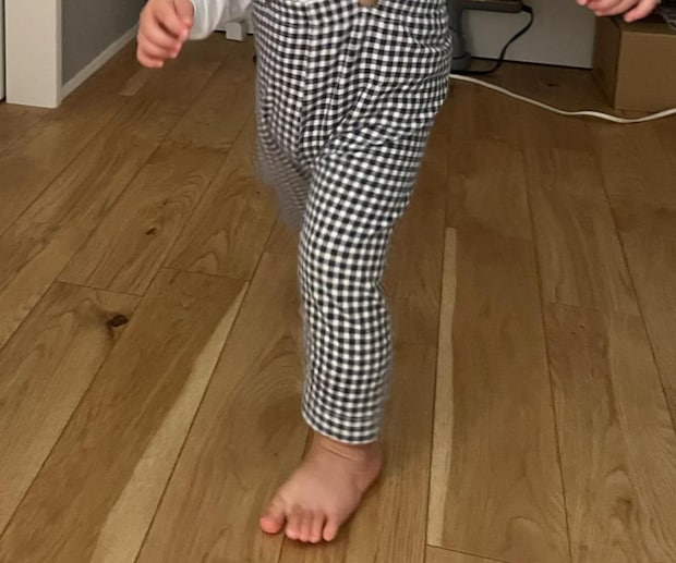 ママ「UNIQLOのズボンだけど」→サスペンダーを足すだけで……　驚きの入園式コーデに「ユニクロにみえない」「真似させていただきます」