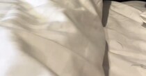 妻と一緒に寝た翌朝、ふと隣を見ると……　衝撃の光景に「奥様ちょっと見た目変わった？」「最高の朝ですね」