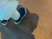 1歳娘と外出中→すれ違う人たちに「シナモンいる」と言われた姿は……「ちょっとまて」　110万表示の姿に「あ〜〜〜!!」「眼福です」
