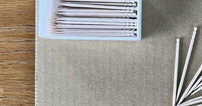 段ボールを切って、つまようじを差し込んだら……　完成した“まさかの便利アイテム”に「作ってみたくなる」「良いアイデア」