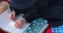 赤いランドセルの上で勉強する女の子→近づいてみたら……　まさかの正体に思わず二度見「すげええええええ」「世界に一つだけのランドセル」