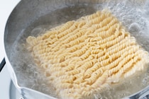 「久しぶりに食べたくなった」　“トッピングなしでもうまい袋麺”って？　ランキング上位に「東京のスーパーでも売って欲しい」「懐かし美味い」の声