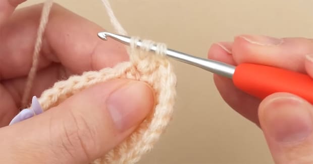 2色の毛糸をかぎ針でザクザク編んでいくと……　完成した“お花模様のアイテム”に「とてもかわいい」「色違いも作ってみたい」