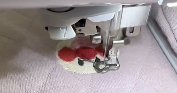 アンパンマン大好きな娘のため、ママが刺しゅうすると……「何が敗因でしょうか」　まさかの仕上がりに「逆にオシャレ」「こっちが正解かも」