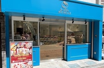 「ずっとずっと食べたかった憧れのお菓子」　麻布十番が本店の“ホールケーキなサブレ缶”がかわいすぎる　「本当にかわいいし美味しい」「自分のためだけに買っちゃった」