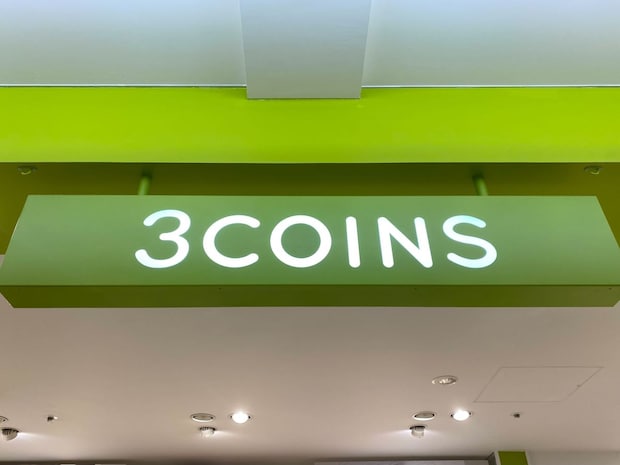 「下段にたっぷり入るのが良い」　【3COINS】JALコラボの“2段に分かれたバッグ”が人気！　「手提げでもショルダーでも使える」「サブバッグとして◎」