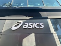 「今までで一番フィットした」　ASICS（アシックス）の“幅広スニーカー”が大人気　「快適に長時間歩ける」「文句のつけようがない」