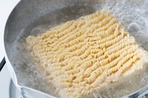 「久しぶりに食べたくなった」　“トッピングなしでもうまい袋麺”って？　ランキング上位に「東京のスーパーでも売って欲しい」「懐かし美味い」の声