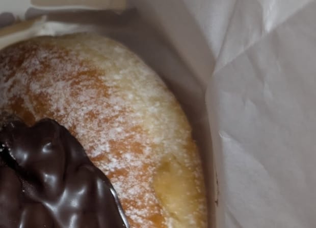 ミスドでドーナツを6個買ったママ→夫と食べようと帰宅し、袋を開けると……　まさかの光景に「証拠は残すなよ」「遠慮しないで」