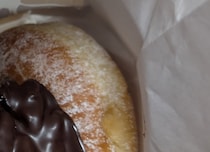 ミスドでドーナツを6個買ったママ→夫と食べようと帰宅し、袋を開けると……　まさかの光景に「証拠は残すなよ」「遠慮しないで」