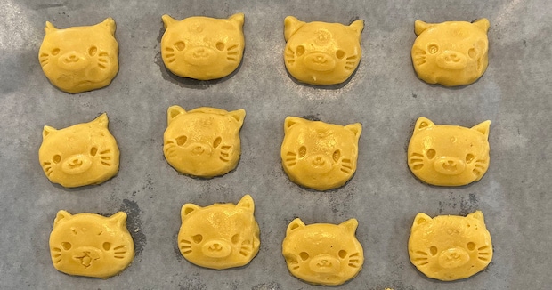 愛猫をイメージした「クッキー」→オーブンに入れたら……「お前ら膨らみすぎだー！」　“変わり果てた姿”に「お顔がぁ！」「声出して笑いましたw」
