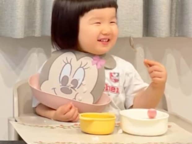 1歳娘「ママは美人で姉は天使」→「パパは？」と聞くと……　衝撃的な答え98万再生「声出して笑った」「天才すぎる」