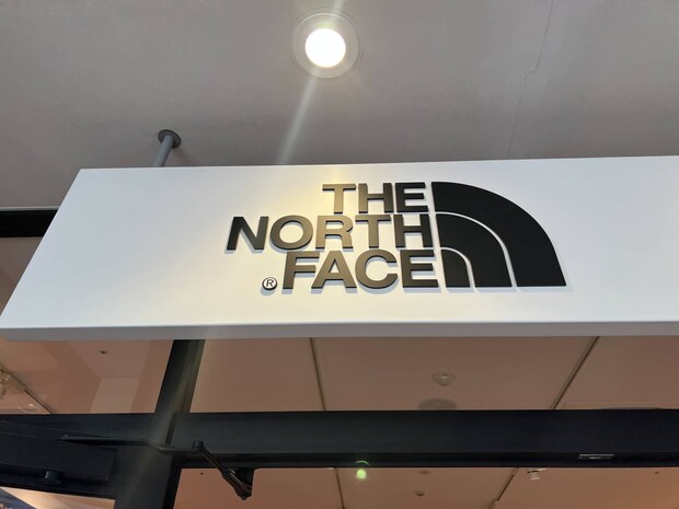 「リュックを下ろす手間が消えた」ザ・ノース・フェイスの“手ぶらになるドリンクホルダー”が逸品と話題　「登山のQOLが爆上がり」で「仕事道具入れ」「スマホ入れ」に買い足す人も