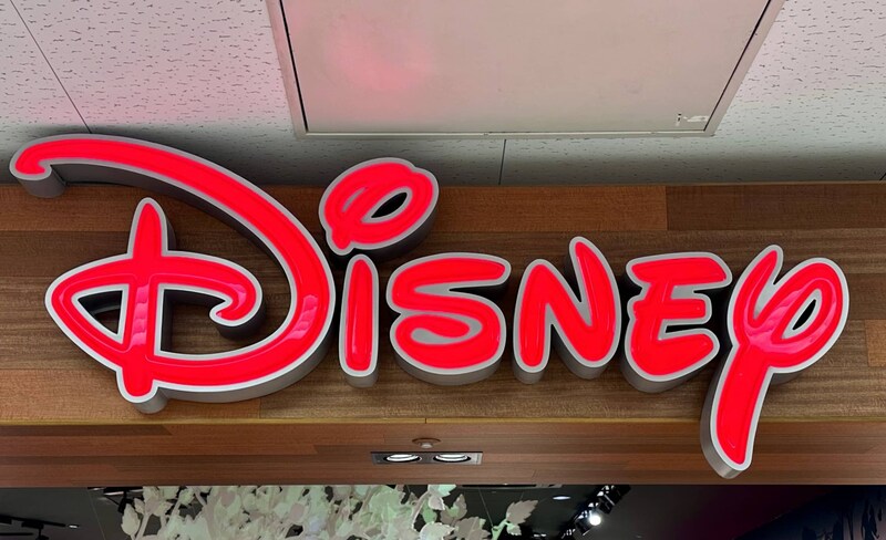 【ディズニーストア】新店オープン→公開された“まさかのグッズ”に「予想の斜め上来ましたわ」「五条大橋にいそう」