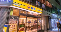 松屋が、松屋を……！　エイプリルフールに企業公式の投稿が続々→“楽しいウソ”に「コレは笑える」「素敵なコラボ」【エイプリルフールまとめ】