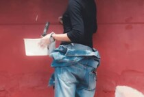 金髪ギャルが“店の壁”に絵を描くと……思わず二度見する光景に「海外かと思った」「天才か！！！」