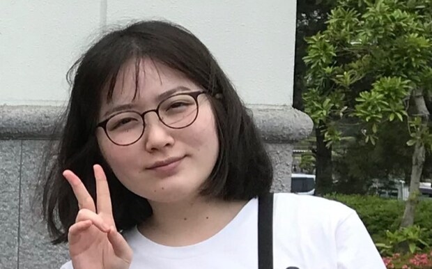 メガネ姿の素朴な女性→7年後……　予想を超える“大変身”に「別人だw」「努力の賜物」