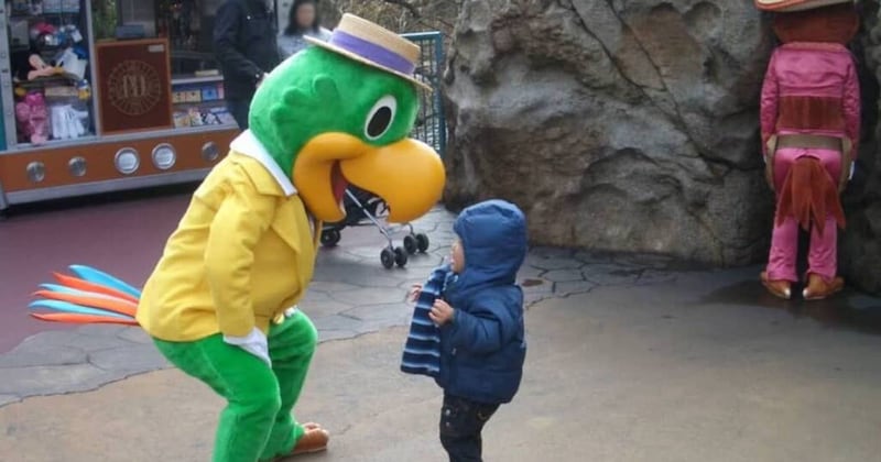2歳のころディズニーで撮った“謎の3ショット”→17年後に再現したら……　まさかの1枚に「やべぇww」「何があったんだ」