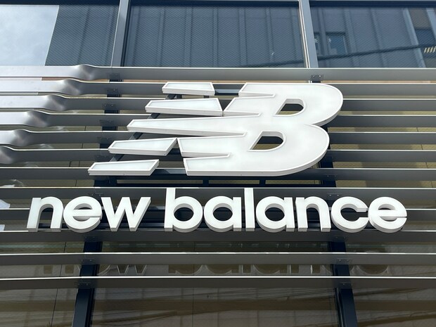 「二足目です」　New Balance（ニューバランス）の“70年代っぽいオールブラックスニーカー”がセール中！　「一日中履いても疲れませんでした」「デザインも履き心地も◎」