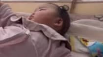 ママがテレビで“りくりゅうペア”を見ていたら→0歳双子姉妹が……　驚きの光景に「ペアダンスの練習ですか」「充実した時間をお過ごしかと」