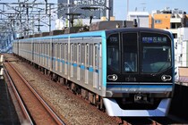 「乗るの？　乗らないの？」　東京メトロ東西線運休→沿線で異例の光景…… 「代行バス」に戸惑う外国人の姿も