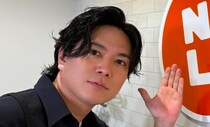 NEWS加藤シゲアキ＆小山慶一郎、嵐ライブ見学→“お揃いの嵐グッズ”と熱すぎる感想に「後輩ならではの言葉に泣く」「歴史あってエモい……」