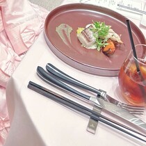 友人の結婚式に招かれるも「ロリィタで来てね」→当日……　まさかの参列姿が422万表示「声出た」「こんな服装してみたい」