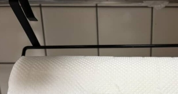 夫「キッチンペーパー1枚使うのもったいない」→妻がキッチンを見ると……　予想外の光景に「どうやってんのww」