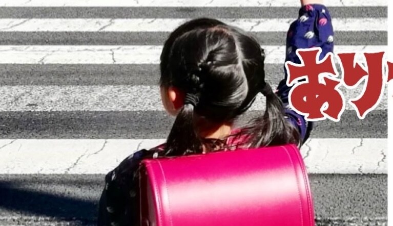←ランドセルが届いた日　最後の日→　小学生娘の後ろ姿を見比べると……「こんなの泣く」まさかの変化が130万表示「すごい違い」「感動しました」