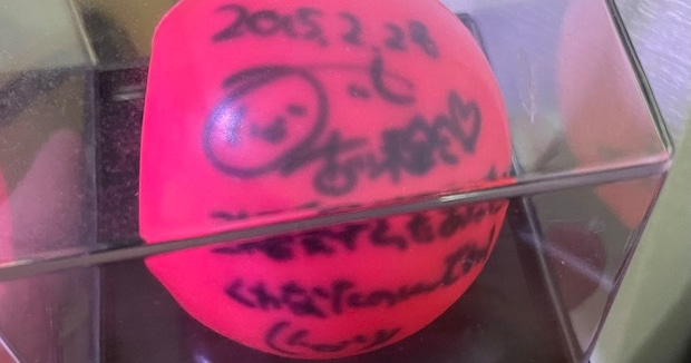 「え、待って」アイドルが投げたサインボール→11年後に起きた“まさかの異変”に「なんだこれ」「怖い怖いww」