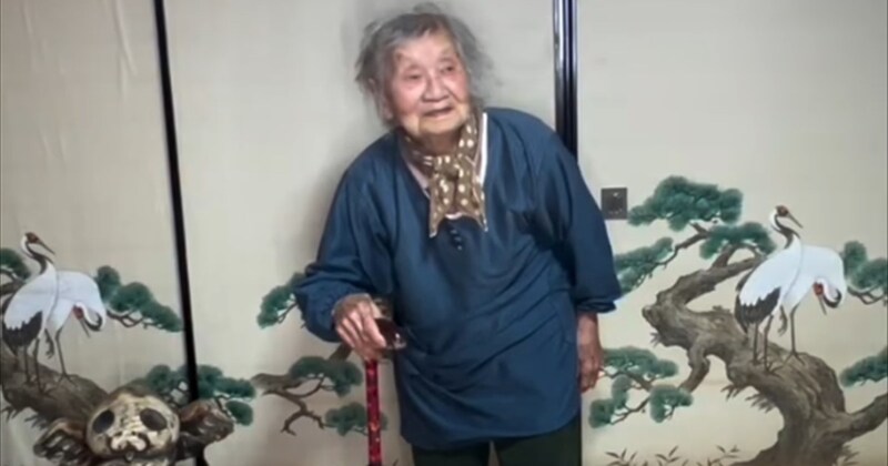 おばあちゃんの杖を“フリーレン仕様”にしてみた→お腹が痛い姿が27万再生「遊ぶな！w」「やめたげてwww」
