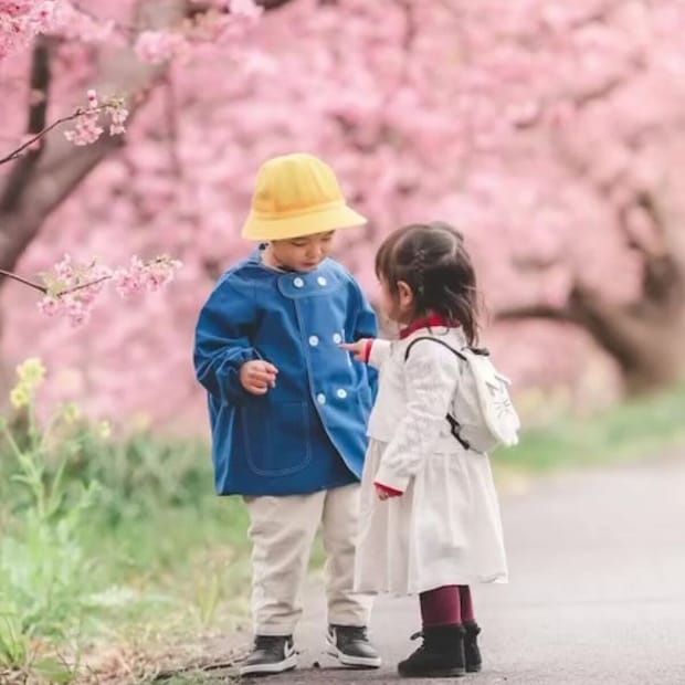 幼い兄妹が桜の木の下でパシャリ→3年後……　同じ場所で撮影した“現在の姿”に「尊すぎる」「たった3年で…こんなに？」