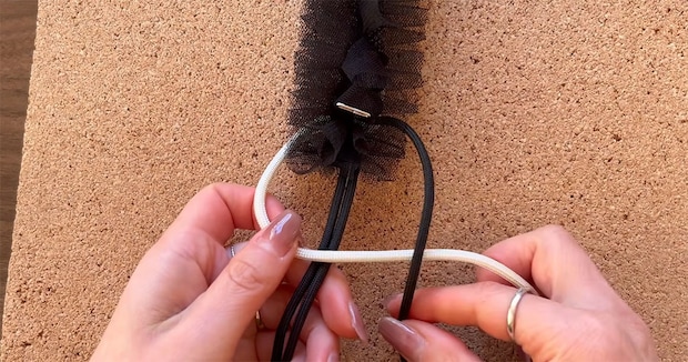 セリアのチュールリボンにひもをギューッと結ぶと……　完成した“高見えアイテム”に「可愛くて作ってみたくなった！」