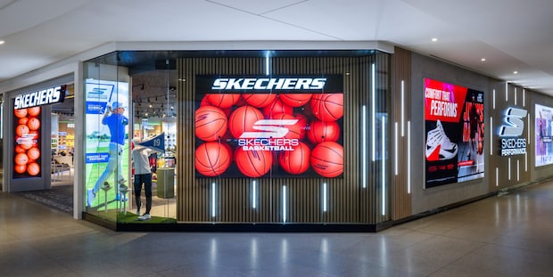「履きやすい・足が疲れない」「過去最高の靴」SKECHERS（スケッチャーズ）の“黒スニーカー”が大人気 「足にぴったりフィット」「紐を結ばなくて良いのが決め手」