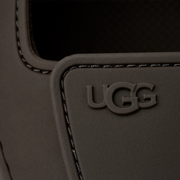 「盛れます。かわいすぎる」 UGG(アグ)の“厚底サンダル”に絶賛の声 「履いてるのを忘れるくらい軽い」「足の裏が疲れません」