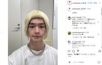 坊主姿が話題の佐野勇斗、衝撃の髪形にファンも困惑「アイドルだよね？？」「えっどういう状況？」