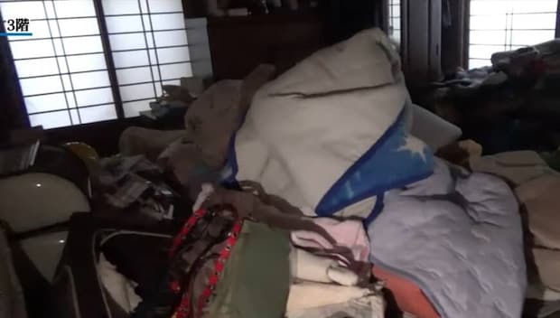実家掃除中、認知症の母が大量に隠していた“まさかのもの”に絶句「これはエグい」「えぇ…ビックリ」