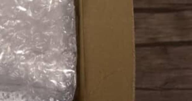 メルカリで買い物→届いた箱を開けたら……　入っていた“まさかの緩衝材”に「これは嬉しすぎる笑」「この発想はなかったです」