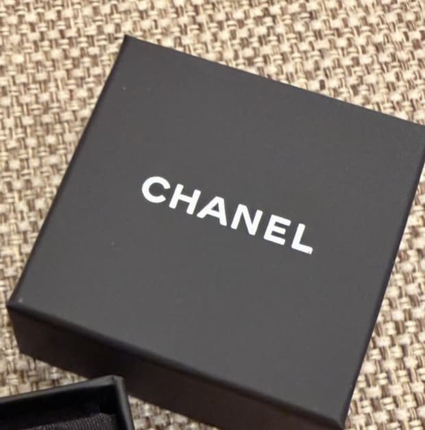 夫が買ってきた“シャネル”→箱を開けたら……　驚きの中身に「え、何コレ!?」「最高じゃないか」「こんなのあるんですね」