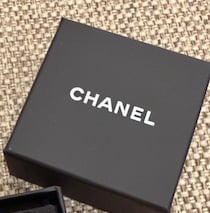 夫が買ってきた“シャネル”→箱を開けたら……　驚きの中身に「え、何コレ!?」「最高じゃないか」「こんなのあるんですね」