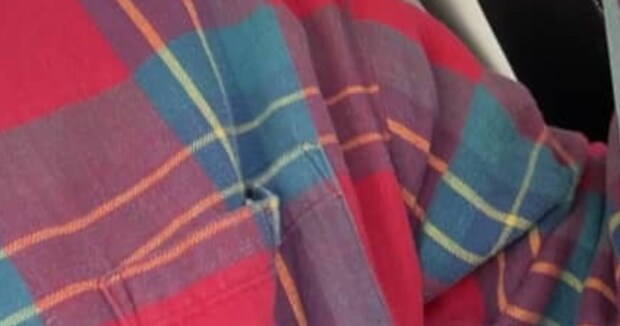 チェック柄シャツの男性、古着屋で購入したのは…… “思わず二度見の1着”に「私店員さんだったら笑う」「え、うそーん」