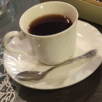 喫茶店でコーヒー1杯を頼んだら……　とんでもない“おまけ”が横にドーン！「箱ごと？」「コメダが第二章に突入したのかと思った」