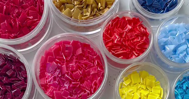 ペットボトルのキャップを溶かしてカット→組み立てると……　贈り物にぴったりの完成品に「すごすぎるっ！」「発想が素晴らしい」