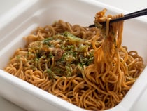 「いつも金欠の時に買ってます」“コスパが良いカップ焼きそば”ランキングを紹介！「箱買いしておくと重宝」「周囲への香りテロが甚大」「暴力的な旨さ」