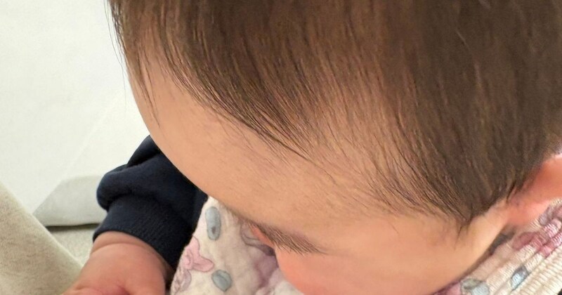 ママ「ようやく見つけたっぽい」→7カ月赤ちゃんの視線の先には……　未知との“遭遇”が44万表示「見つかって良かった」「いい角度！」