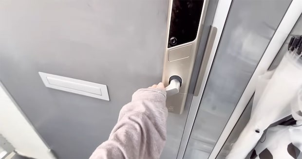 家賃6万円の“レオパレス”で暮らす30代女性→玄関を開けると……　「秘密基地みたいでかわいい」「清潔感もあって素敵」